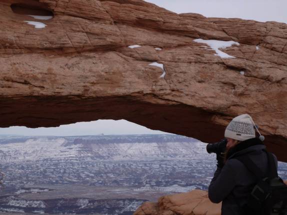 Fotografando sob o Mesa Arch, no Canyonlands National Park, perto de Moab, em Utah, nos Estados Unidos